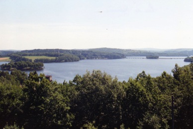 LAC DE VASSIVIERE
lac artificiel de 9,76 km2 
sur les départements 23 et 87